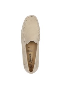 Beige suède mocassinschoen met gestikte details langs de bovenkant en een zachte binnenkant. De zool is afgerond, ontworpen voor comfort en flexibiliteit.