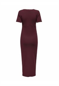 Robe midi côtelée bordeaux avec des manches courtes, silhouette ajustée et détails en dentelle au niveau du col. Texture lisse, sans motifs.