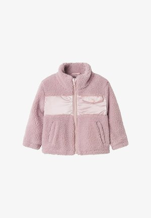 Chaqueta de forro polar rosa con un alto collar, cierre de cremallera en el frente y panel de satén en el pecho. Presenta tejido texturizado y bolsillos laterales.