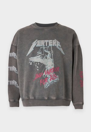 Mørkegrå sweatshirt med falmet grafik af en bevinget statue, der holder vægte og sværd, tekst "Vertere" og "…and unrest for all" i rød og hvid.