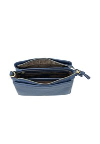Borsa in pelle blu con hardware dorato, dotata di due scomparti con zip e un rivestimento esterno testurizzato. Interno foderato con un tessuto a fantasia.