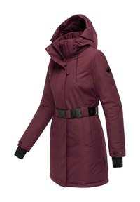Bordeaux gekleurde geïsoleerde jas met een ceintuur in de taille, capuchon, ritsluiting en verstelbare manchetten. Glad stof met een lichte glans en een getailleerde pasvorm.