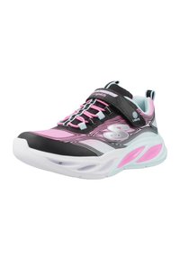 Zapatilla deportiva negra y rosa con un empeine sintético liso, cordones elásticos, correa ajustable y detalles luminosos en la suela.