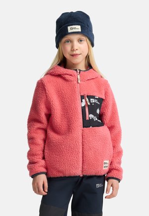 Rosa Fleecejacke mit einer schwarzen gemusterten Tasche, Reißverschluss und angenommener Kapuze. Getragen mit einer Marineblauen Mütze. Weicher Stoff und lässiges Design.