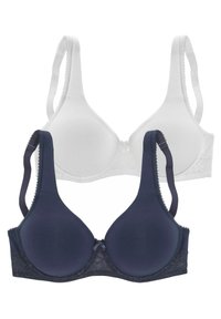Twee bh's: de ene is wit met een glad oppervlak en kantaccenten, de andere is marineblauw met een gestructureerde kant onderkant en een naadloos ontwerp.