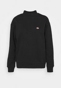 Sudadera negra con cuello alto, hombros caídos y puños acanalados. Presenta un pequeño logotipo de la marca multicolor en el pecho. Textura suave.