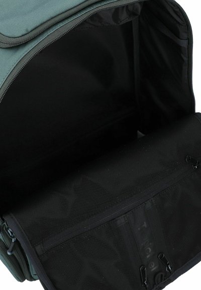 Zaino in tessuto verde con interno texturizzato nero, dotato di una cerniera e di un ulteriore compartimento nero con dettagli in rete.