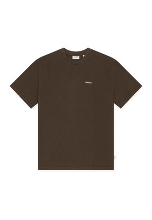 Καφέ κοντομάνικο T-shirt με στρογγυλή λαιμόκοψη και μικρό μπεζ κείμενο "LES DEUX" στην αριστερή πλευρά του στήθους, εμφανιζόμενο σε λευκό φόντο.