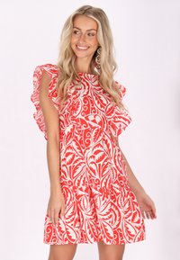 Rochie cu model floral în nuanțe de roșu și alb, cu mâneci fluture și o croială lejeră, având un design cu fuste suprapuse. Textură de material neted.