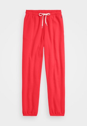 Pantalons de survêtement rouges en tissu doux, dotés d'une taille élastique avec un cordon blanc et des chevilles fuselées. Pas de motifs ou d'accentuation proéminents.