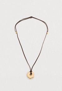 Κολιέ με χρυσό μενταγιόν σε καφέ κορδόνι. Το μενταγιόν έχει στρογγυλεμένο, κυματιστό σχήμα με τμήμα κοπής. Ρυθμιζόμενο μήκος κορδονιού για διαφορετικές εφαρμογές.