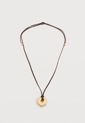 Collar con colgante de oro en un cordón marrón. El colgante tiene una forma redondeada y ondulada con una sección recortada. Cordón ajustable para diferentes tamaños.