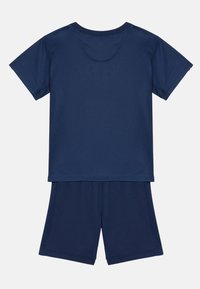 Mornarsko modri športni komplet, ki vključuje kratkosleeven T-shirt z okroglim ovratnikom in kratke hlače z elastiko; izdelan iz lahkotnega, zračnega materiala.