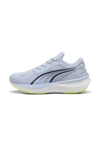 Zapatilla deportiva de color azul claro con parte superior de malla, acentos negros, suela blanca acolchada y suela exterior de color verde brillante. Presenta un diseño de cordones y un collar acolchado.