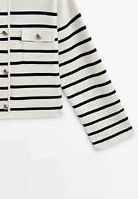 Gestreifter, verkürzter Oberteil in Weiß und Schwarz. Verfügt über zwei Knöpfe, eine einzelne Brusttasche und eine weiche Stofftextur. Lange Ärmel.