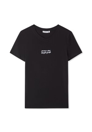 T-shirt nera a maniche corte con testo bianco in italiano "prima o poi sbaglio giusto" centrato sul petto, scollo rotondo e piccola etichetta della taglia all'interno del colletto.