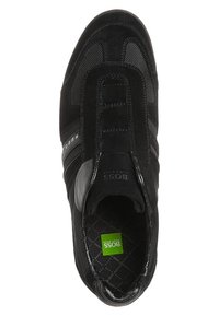 Baskets BOSS noires avec panneaux en daim et mesh, design sans lacets, et étiquette de semelle intérieure verte avec logo.