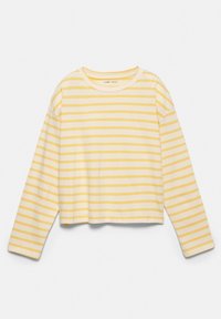 Langærmet cropped skjorte med horisontale gule og hvide striber, rund hals, fladt på hvid baggrund.