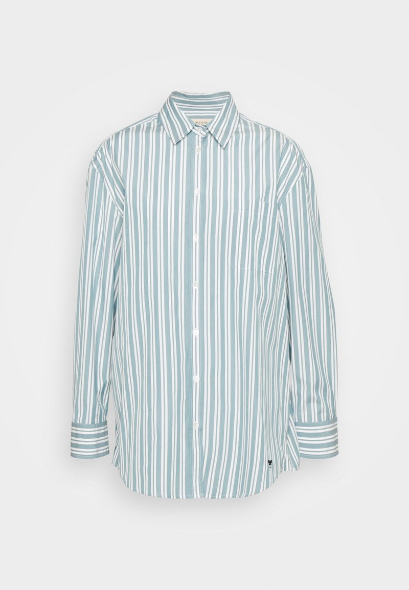 Chemise à manches longues à rayures verticales bleu clair et blanc avec col et poche sur la poitrine gauche.
