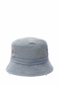 Cappello a secchiello in denim azzurro chiaro con bordi sfrangiati e toppe rovinate. Presenta una visiera ampia e un tessuto testurizzato per un tocco di dettaglio in più.