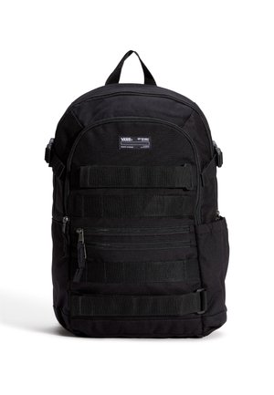 Sort rygsæk lavet af holdbart stof med en buet top, flere lynlåslommer og justerbare stropper. Inkluderer stropper af webbing.