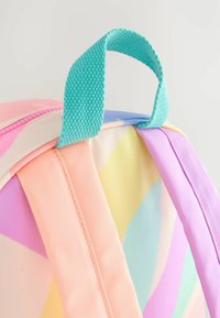 Rygsæk med pastelfarvede geometriske mønstre i pink, lilla, gul og aqua. Tekstiler med en blød grebshåndtag.