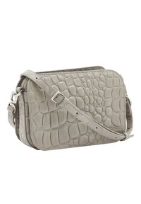 Borsa a tracolla in pelle grigia con stampa a coccodrillo, chiusura con zip e tracolla regolabile. Forma rettangolare con bordi arrotondati.