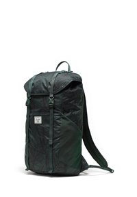 Sac à dos avec un motif à carreaux vert foncé, en tissu durable, doté de bretelles ajustables et d'un design à rabat avec des poches en filet sur les côtés.