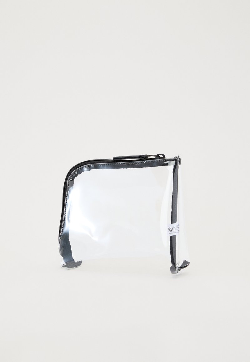 Transparante PVC tas met zwarte rits; rechthoekige vorm; gladde textuur; minimalistisch ontwerp; heeft een klein label aan de zijkant.