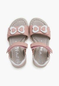 Sandalias rosas con un acabado brillante, que presentan detalles en forma de corazón blancos y correas ajustables. Forro interior suave con un diseño brillante.