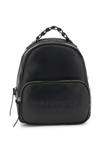 Zaino in pelle nera dalle forme arrotondate, con manico accentato da catena, chiusura a zip e logo in rilievo sulla tasca anteriore.