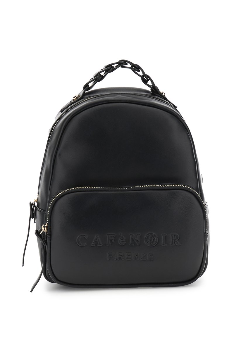 Zaino in pelle nera dalle forme arrotondate, con manico accentato da catena, chiusura a zip e logo in rilievo sulla tasca anteriore.