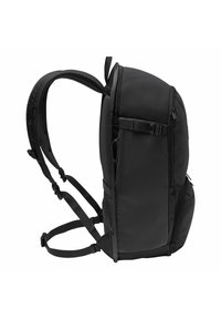 Zaino nero con una forma snella, realizzato in tessuto resistente. Presenta spalline imbottite, dettagli in rete e numerosi scomparti con cerniera.