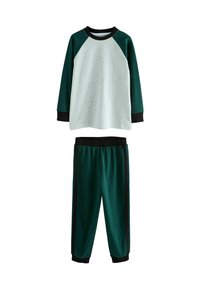 Langärmliges Raglan-Shirt mit grauem Körper und dunkelgrünen Ärmeln, kombiniert mit dunkelgrünen Jogginghosen mit schwarzen Streifen und Bündchen.