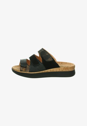 Schwarze Sandalen mit offenem Zehenbereich, drei verstellbaren Riemen, Korkfußbett, strukturierten schwarzen Akzenten und einer leichten Gummisohle.