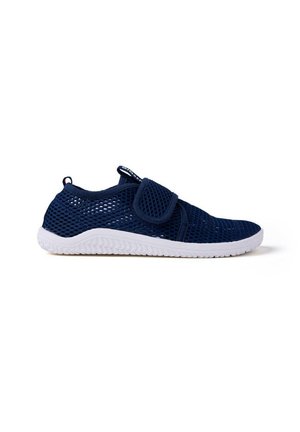 Scarpe in rete blu navy con suola in gomma bianca, dotate di una fascia in velcro e di un design testurizzato per favorire la traspirabilità e il comfort.