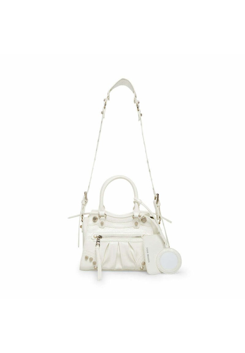 Borsa in pelle bianca con una tasca anteriore plissettata, tasca con zip, doppi manici e etichetta circolare a specchio removibile. Inclusa una tracolla regolabile.