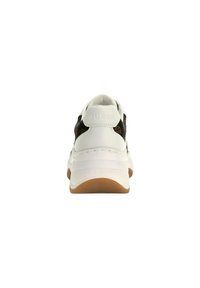 Sneakers bianchi con tomaia in rete nera testurizzata e dettagli marroni, tallone bianco liscio e suola in gomma marrone con motivo rigato.