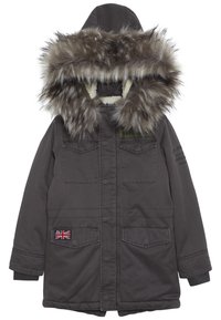 Szara parka z kapturem wykończonym sztucznym futrem, podwójnymi kieszeniami na piersi, haftowaną naszywką oraz ściągaczami na mankietach. Miękka podszewka wewnętrzna i wytrzymały materiał zewnętrzny.