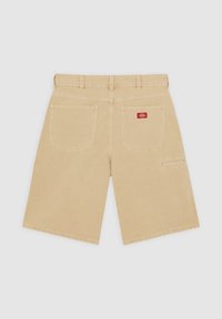 Beżowe szorty cargo o prostym kroju nogawki, wyposażone w dwie tylne kieszenie oraz kieszeń boczną, wykonane z wytrzymałej bawełnianej tkaniny.