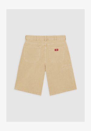 Shorts cargo beiges à coupe droite, avec deux poches arrière et une poche latérale, fabriqués en tissu de coton résistant.