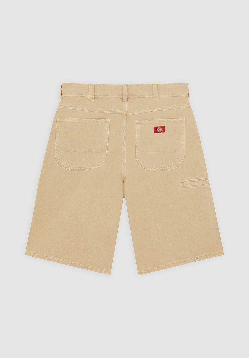 Pantalones cortos cargo beige con diseño de pierna recta, que cuentan con dos bolsillos traseros y un bolsillo lateral, fabricados con tela de algodón duradera.