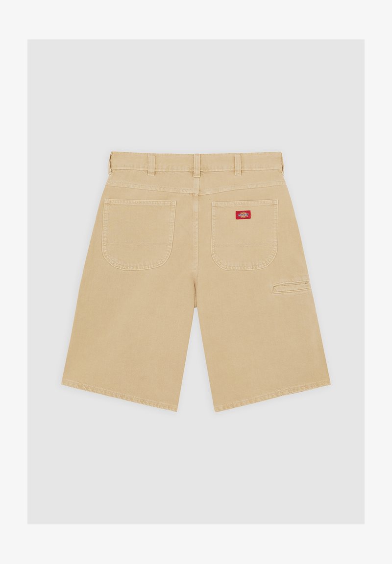 Pantalones cortos cargo beige con diseño de pierna recta, que cuentan con dos bolsillos traseros y un bolsillo lateral, fabricados con tela de algodón duradera.