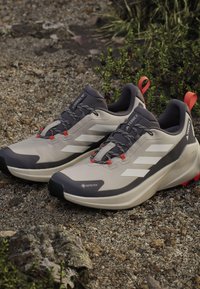 Ausgewählt,  beige white   charcoal