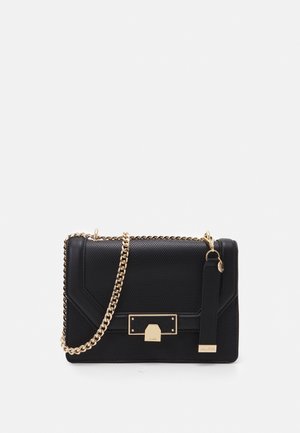 Czarna, teksturowana torebka na ramię z paskiem z łańcuszka w kolorze złotym i zapięciem, z czarną skórzaną metką z wytłoczonym logo "ALDO".