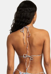 Top de bikini con tirantes de múltiples colores, con un patrón floral sobre un tejido texturizado. La vista trasera muestra los lazos ajustables y una cobertura mínima.
