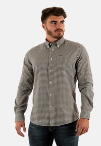 Bruine en witte geblokte overhemden met lange mouwen en een button-down kraag, met een klein borstzakje en een afgeronde zoom. Draagt het met donkere jeans.