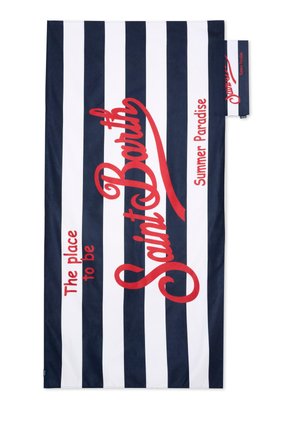 Asciugamano a righe verticali blu navy e bianche con testo rosso "The place to be Saint Barth Summer Paradise" e una pochette abbinata.