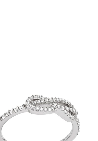 Silverring med en sammanflätad design och små klara kristaller längs bandet och vid korsningspunkten, slät polerad metallfinish.