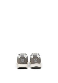 Szare zamszowe sneakersy z białymi akcentami, charakteryzujące się teksturowanym wykończeniem, amortyzowaną piętą i markowym paskiem z tyłu, zaprojektowane z myślą o komforcie i stylu.